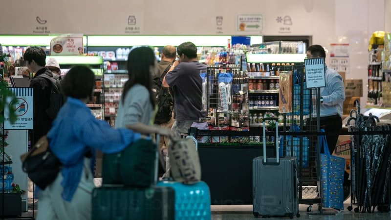 한국 오면 무조건 먹어야지…외국인 관광객 필수 코스 된 한국 편의점