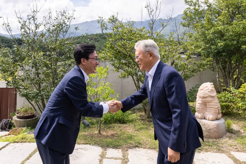 여야 지도부, 나란히 전직 대통령 예방하며 당내 화합과 결집 도모