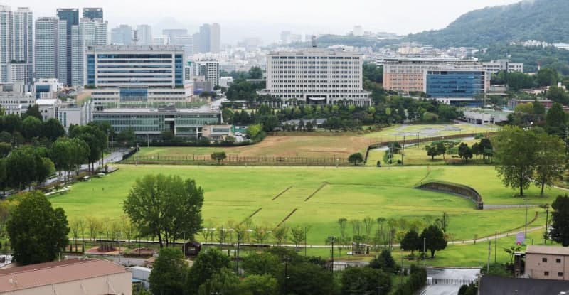 조국, 용산공원 둘레에 1만 호 주택 공급 제안…김윤덕 장관 지지