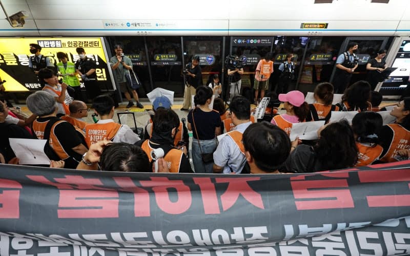 전장연, 출근길 지하철 탑승 시위 중단…장애인 예산 요구는 계속