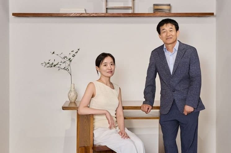 예올·샤넬이 선정한 올해의 장인 조복래와 젊은 공예인 백경원