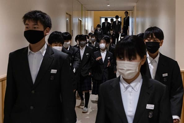 학생 물통에 소변 넣은 일본 20대 교사, "돌발적 행동" 변명 끝에 면직