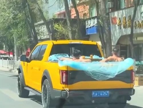 픽업트럭 짐칸에 물 채워 도로 질주…중국 '이동식 수영장' 운전자 적발