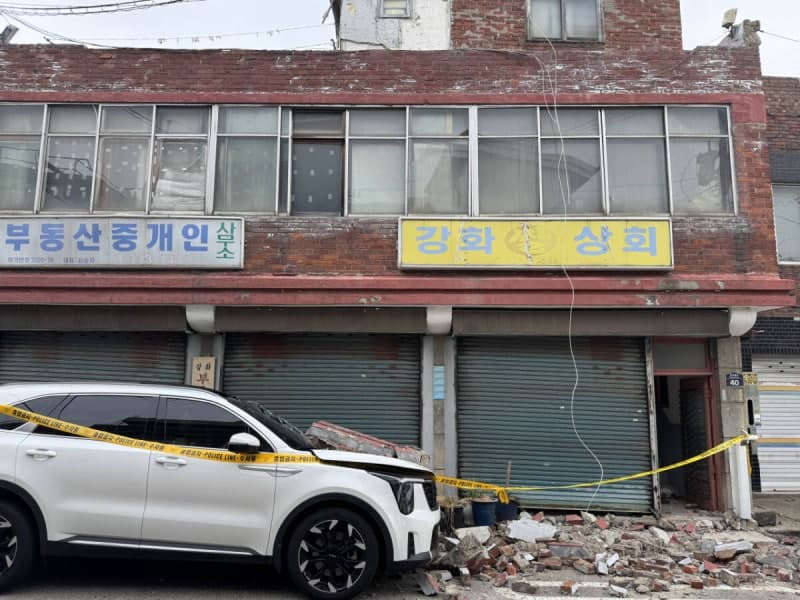 인천 화수동 2층 건물 옥상 구조물 붕괴…주차 차량 2대 파손