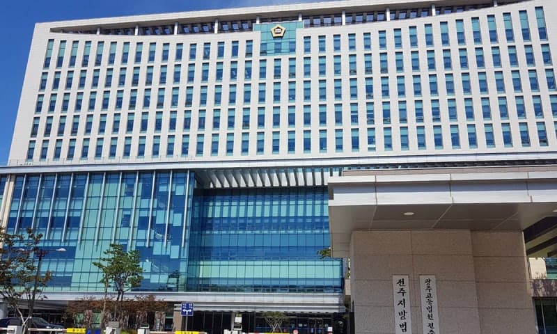 10대 여성 뒤쫓아 금팔찌 강탈한 50대, 항소심서 집행유예로 감형