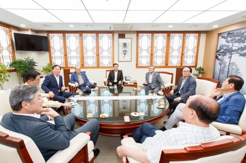 김희수 경북도의회 의장, 역대 의장들과 지방의회 독립성 강화 머리 맞대