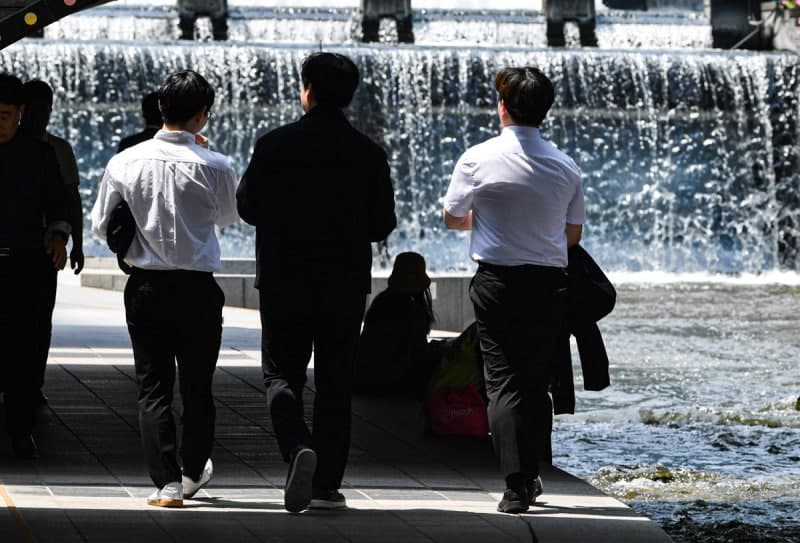 연봉 1억 직장인의 현실, 세금과 고정비 떼면 저축은 52만원뿐