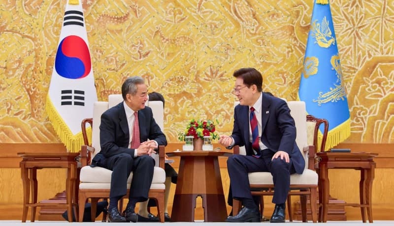 이재명 대통령, 왕이 외교부장 만나 한중관계 복원 및 전략적 소통 강화 당부