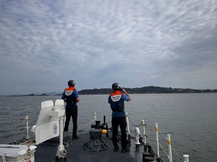 군산 앞바다서 조업하던 외국인 선원 닻에 걸려 실종…해경 수색 총력