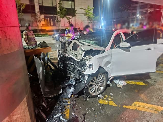 부산 사상구서 승용차 고가도로 교각 충돌…30대 운전자 사망