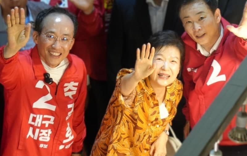 홍준표 "박근혜 그늘에서 벗어나야…정치적 행보와 예방 인사 비판"