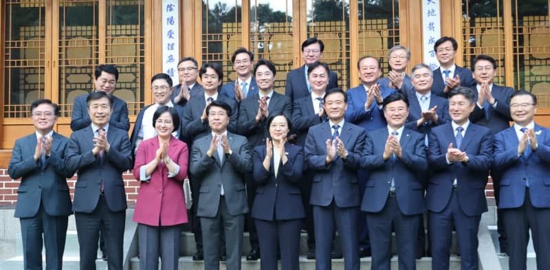 한성숙 총리 "서울 주택 공급에 모든 수단 활용"…구청장들과 속도전 나선다