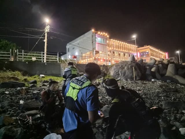 부산 청사포 해상서 허가 없이 해루질한 40대 2명 적발