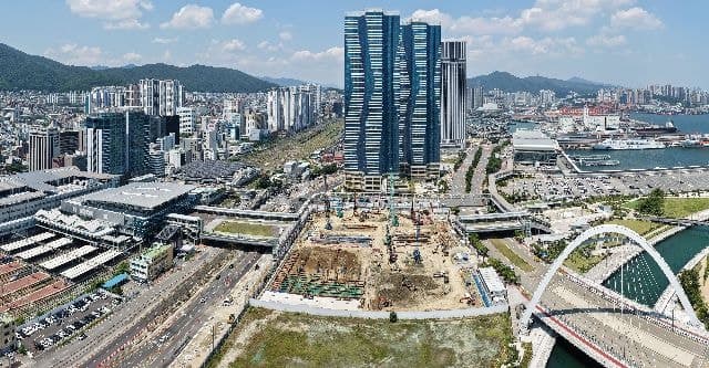 조망권 침해 논란 부산 북항 환승센터, 건축법 위반으로 공사 중지