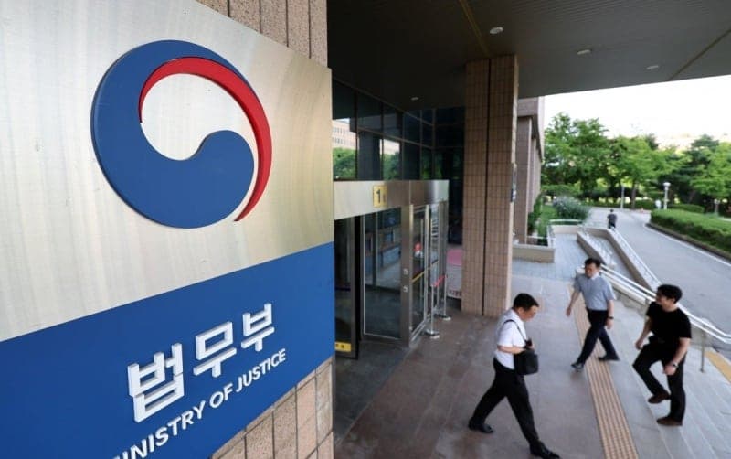 추락한 공군 조종사 구한 스리랑카 근로자 2명, 장기 체류 자격 얻었다