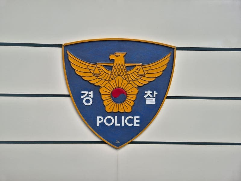 웨딩홀 여성 탈의실에 불법 카메라 설치한 사진기사 구속 송치