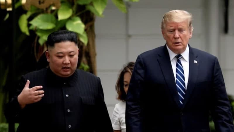 트럼프 대화 제안 하루 만에… 북한, 단거리 탄도미사일 10여 발 발사
