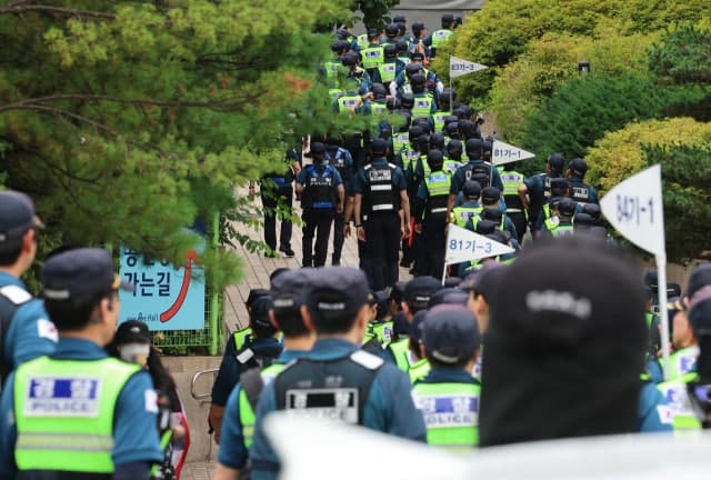 국회 국정조사 현장조사 방해하고 경찰 폭행한 60대 남성 징역 1년 6개월 구형