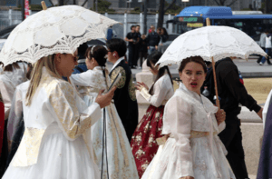 “한국 여성들 왜 저래” 비웃던 미국인들, 폭염에 결국 양산 펼쳤다
