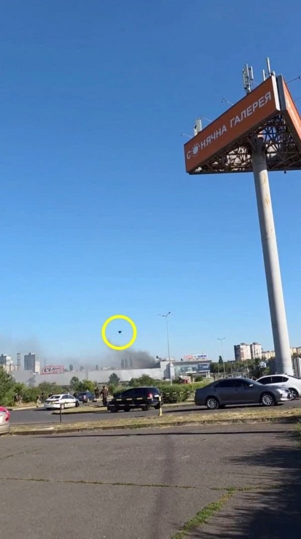 러시아군, 젤렌스키 고향 쇼핑몰 2차례 드론 공습…16명 사망·130명 부상