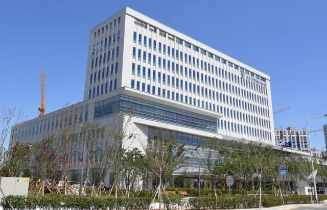 대선 후보 선거 벽보 찢어 가져간 50대 여성 벌금 100만 원 선고