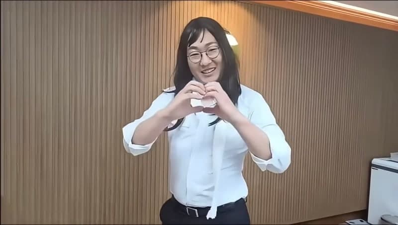 가발 쓰고 손하트까지… 40세 최연소 충주시장, '충주맨' 잇는 파격 행보