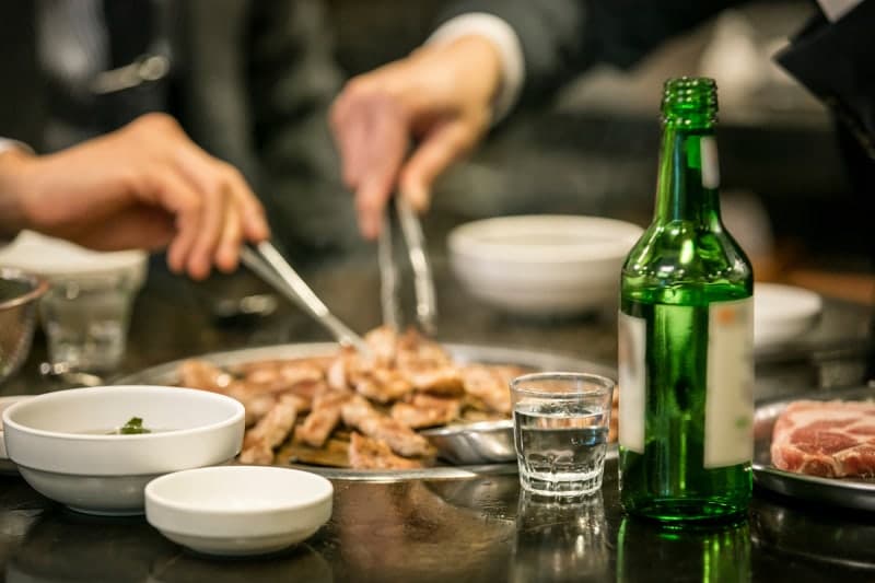 술잔 내려놓는 한국인들…국내 주류 출고량 27년 만에 300만㎘ 밑돌아