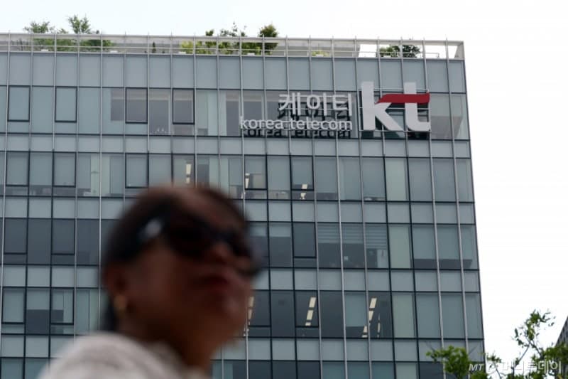 KT, '모두의 AI' 풀스택 승부…국산 NPU부터 클라우드까지 한데 묶는다
