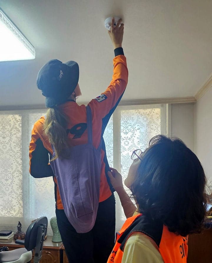 전남광주소방본부, 노후 아파트 화재 취약가구에 연기감지기 보급