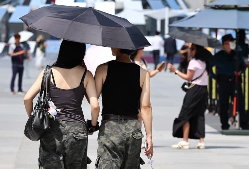 처서 무색한 폭염, 전국 곳곳 소나기
