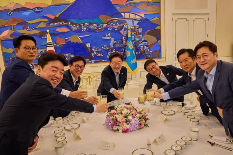 이재명 대통령, 민주당 지도부 및 의원 전원 초청해 당청 결속 강화