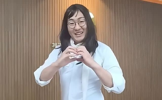 가발 쓰고 손하트까지…만 40세 최연소 충주시장의 파격 행보