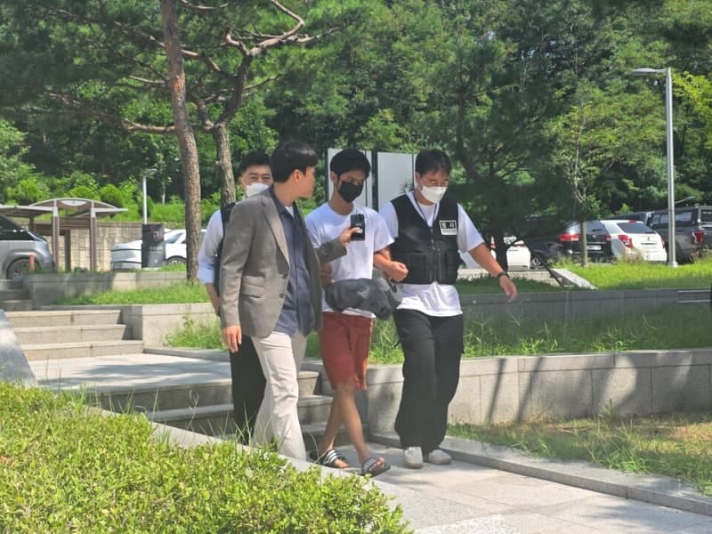 부모에게 흉기 휘둘러 아버지 살해한 10대 외국인 대학생 구속