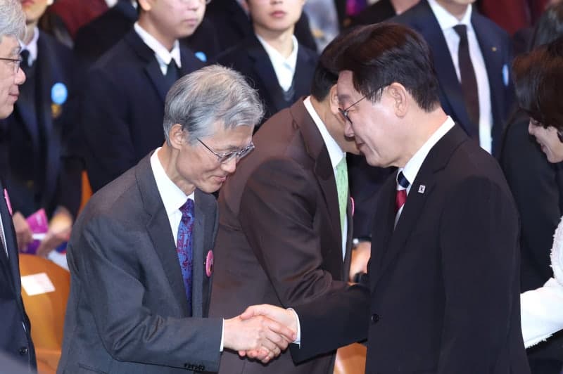 조희대 대법원장 '서면 제청' 강행에 대통령실과 사법부 갈등 격화