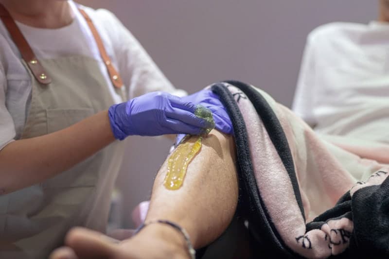 기록적 폭염에 반바지 출근 확산…일본 남성들 '다리 제모' 열풍