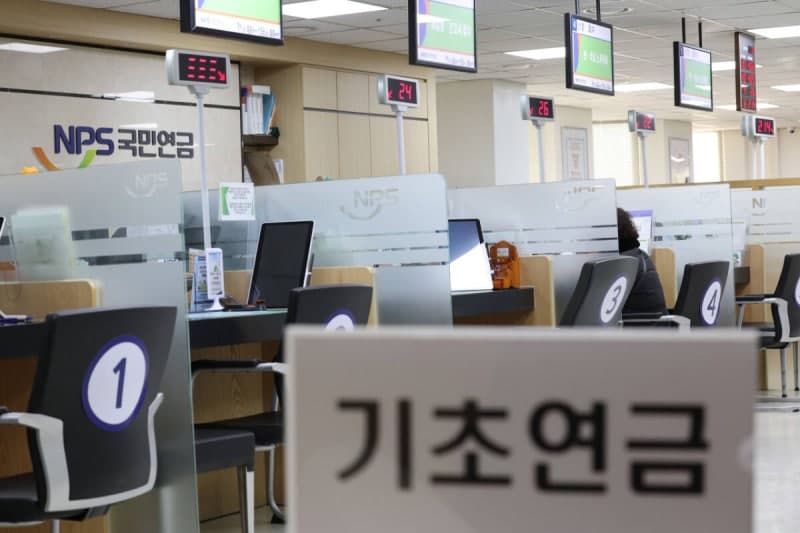 노인 소득 10년 새 79% 증가…가족 부양 대신 공적연금으로 생계 전환