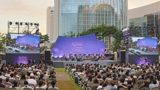 롯데월드타워에서 열린 첫 '서머 클래식 콘서트'…신동빈 회장 제안으로 4500명 운집