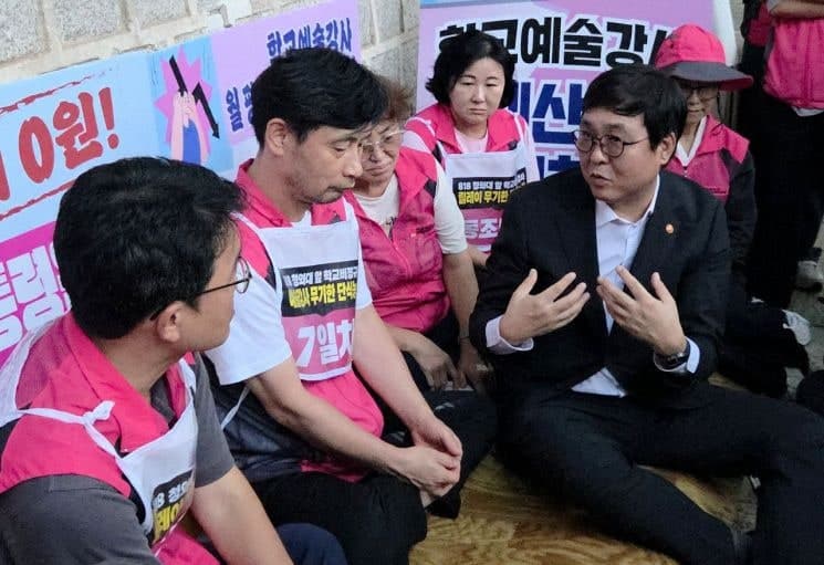최휘영 문체부 장관, 단식 농성 중인 학교예술강사 만나 "예산 증액 노력"