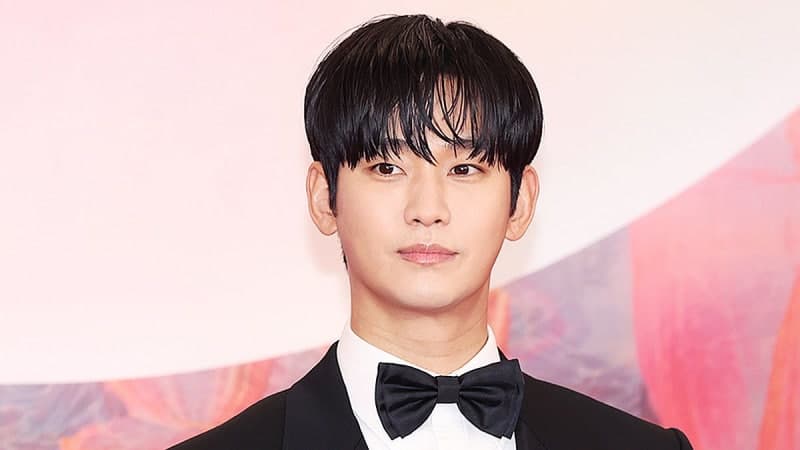 배우 김수현, 1년 5개월 만에 공식 석상 복귀…인도네시아 생방송서 노래