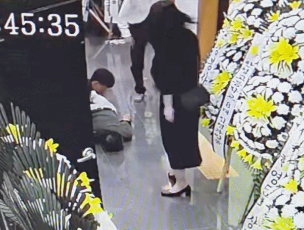 가족 장례 중 쓰러진 시민 살린 간호사, 상복 입고 심폐소생술로 생명 구해
