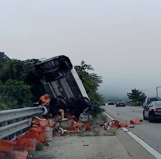 교육 이동 중 전복 사고 목격한 소방관, 20대 운전자 구조