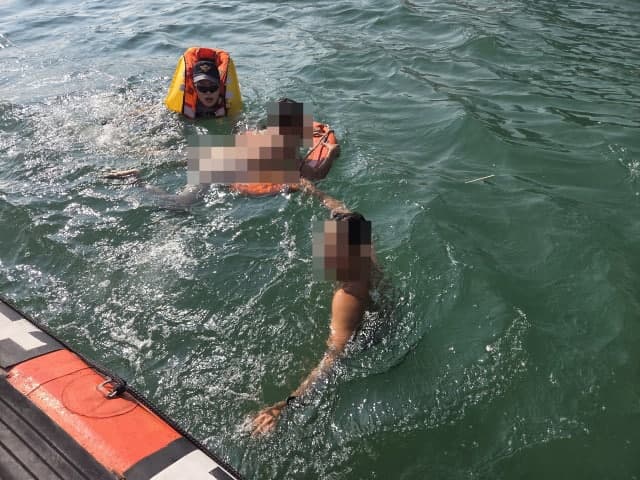 해운대해수욕장 방파제 인근서 파도에 휩쓸린 10대 남학생 해경 구조