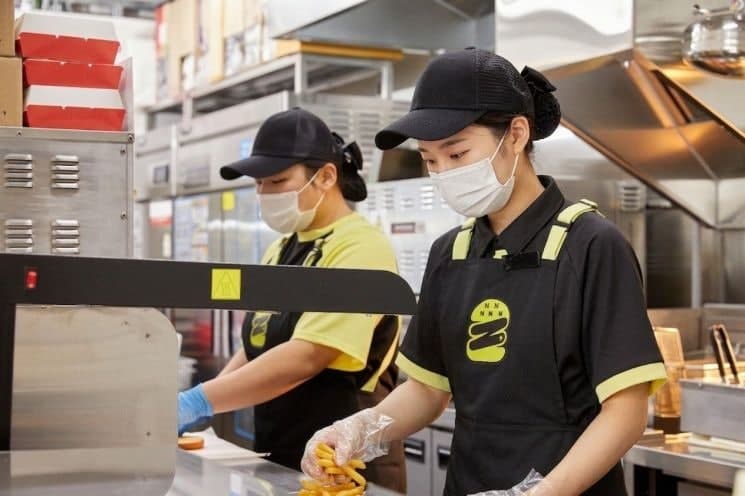 노브랜드 버거, 여성 가맹점주 52% 급증…매장 3곳 중 1곳 여성 점주