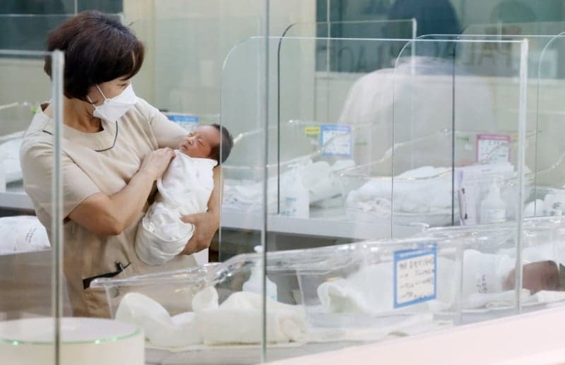 아이 낳으면 17세까지 7600만원 지원…싱가포르, 역대 최저 출산율에 초강수