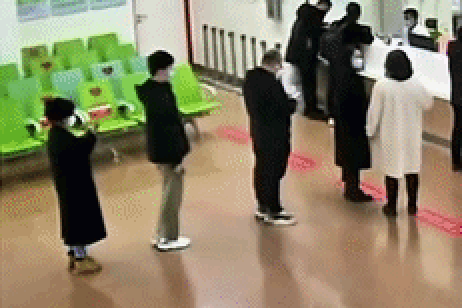 임산부 위해 줄 뒤로 간 여성, 시민들의 연쇄 양보로 되찾은 앞자리