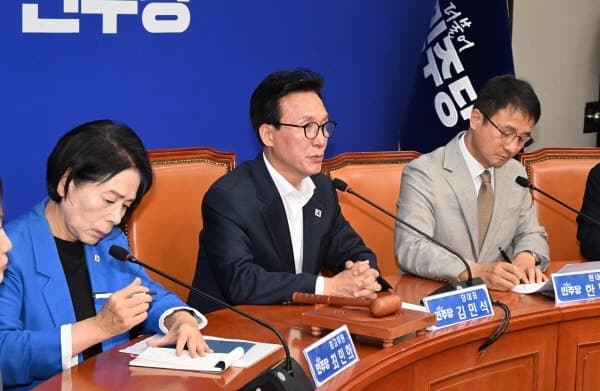 지지율 급락에 비상 걸린 민주당…김민석 대표 '민감한 시기 발언 신중' 경고