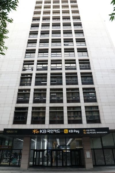 KB국민카드, 카드업계 최초로 '기업 공공 마이데이터 서비스' 도입