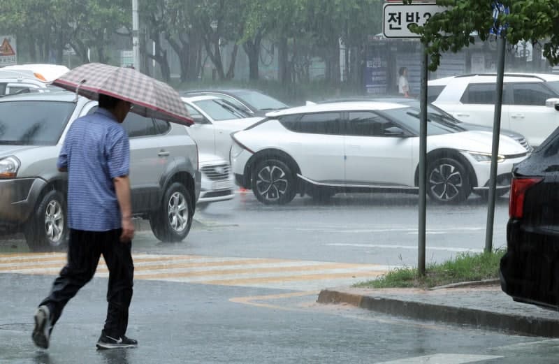 전국 폭염특보 속 수도권·강원 비…낮 최고 36도 찜통더위