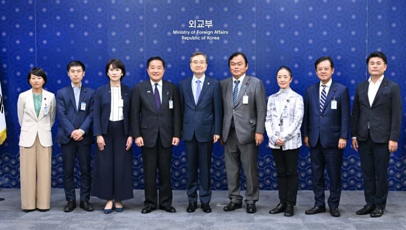 조현 외교장관 “한일관계 발전 위해 과거사 문제, 정치 지도자들 나서야”