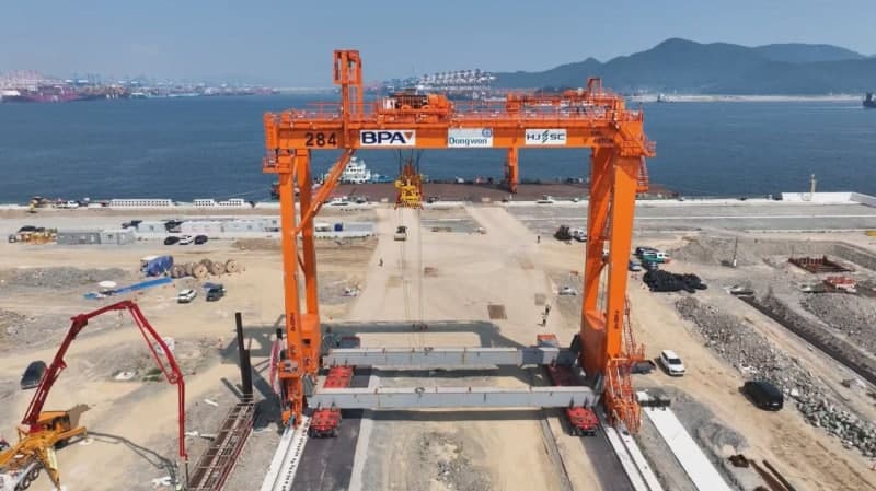 부산항 신항 완전 자동화 박차…국산 자동화 크레인 34기 해상 이송 시작